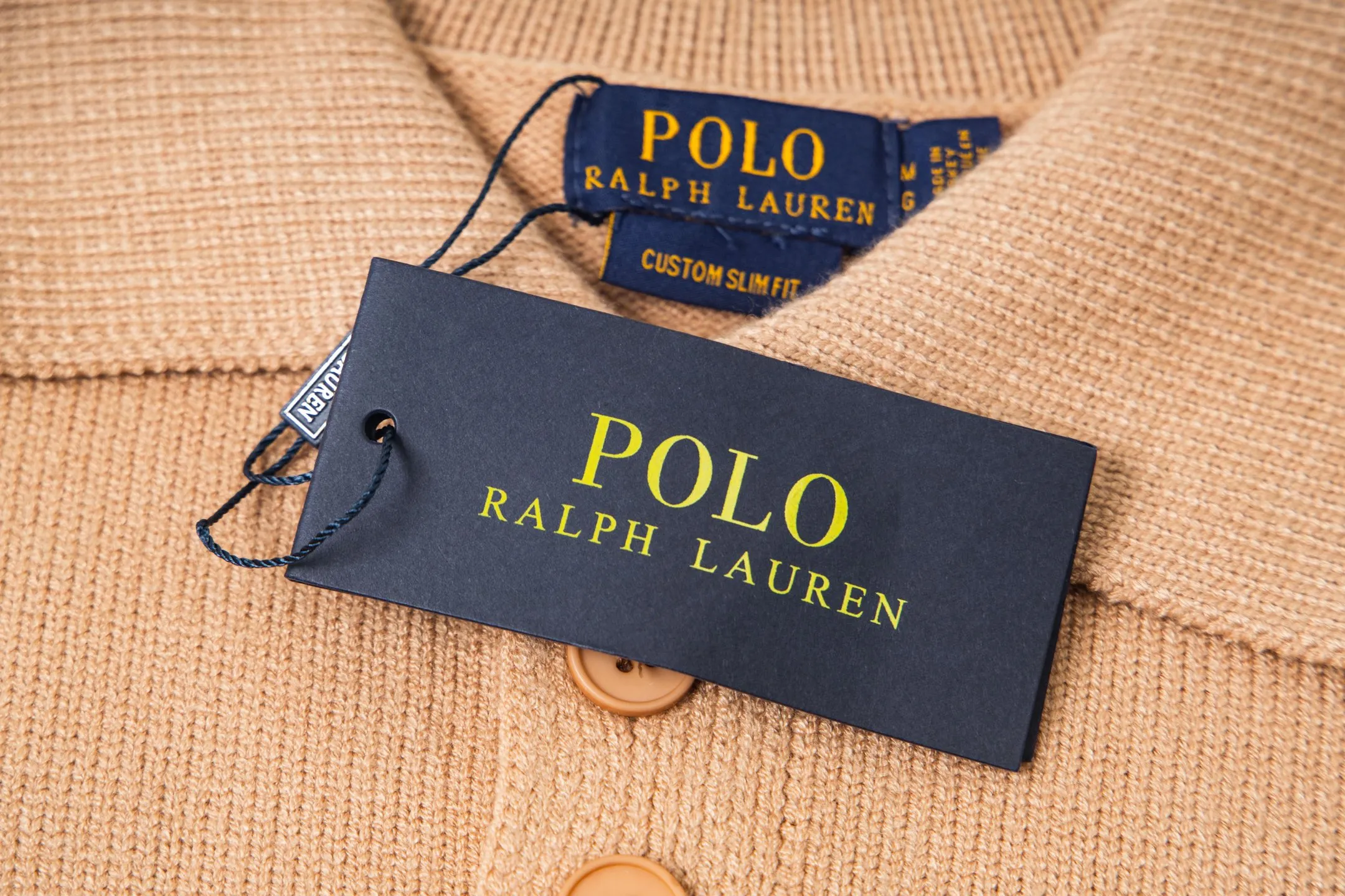 P230 Style number: Y258 Ralph Lauren POLO twist button open-chest sweater is a limited edition every year. There won’t be many styles in the store! Ralph Lauren men's half-button sweater. The shape is really nice. It can be worn alone or as a coat. It can be worn outside the inner layer. It is versatile and looks good. Tag, hanging grain, washable, packaging bag, full set of accessories. The appearance is quite high. The workmanship is super exquisite. Color: navy, gray, apricot, navy. Size: S M L XL